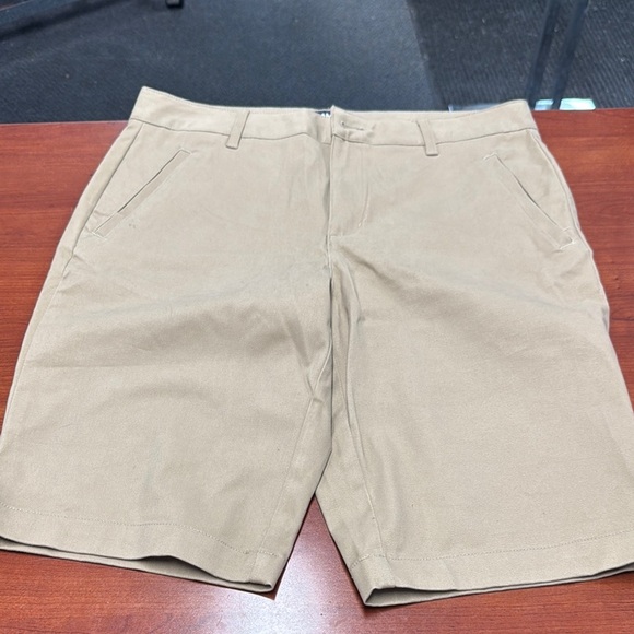 Lands’ end Bermuda shorts size 8 // 070227 - Picture 1 of 2